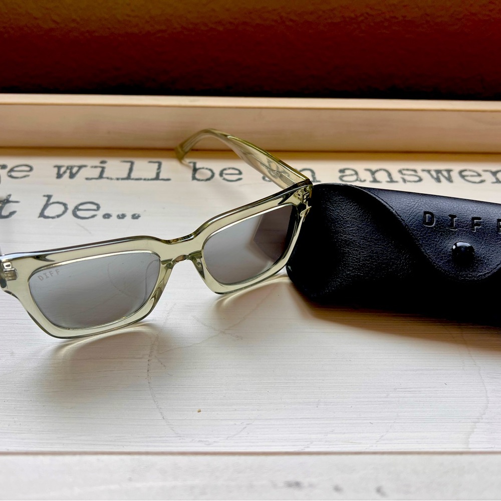NWOT Diff Sunglasses w/case. Womens
